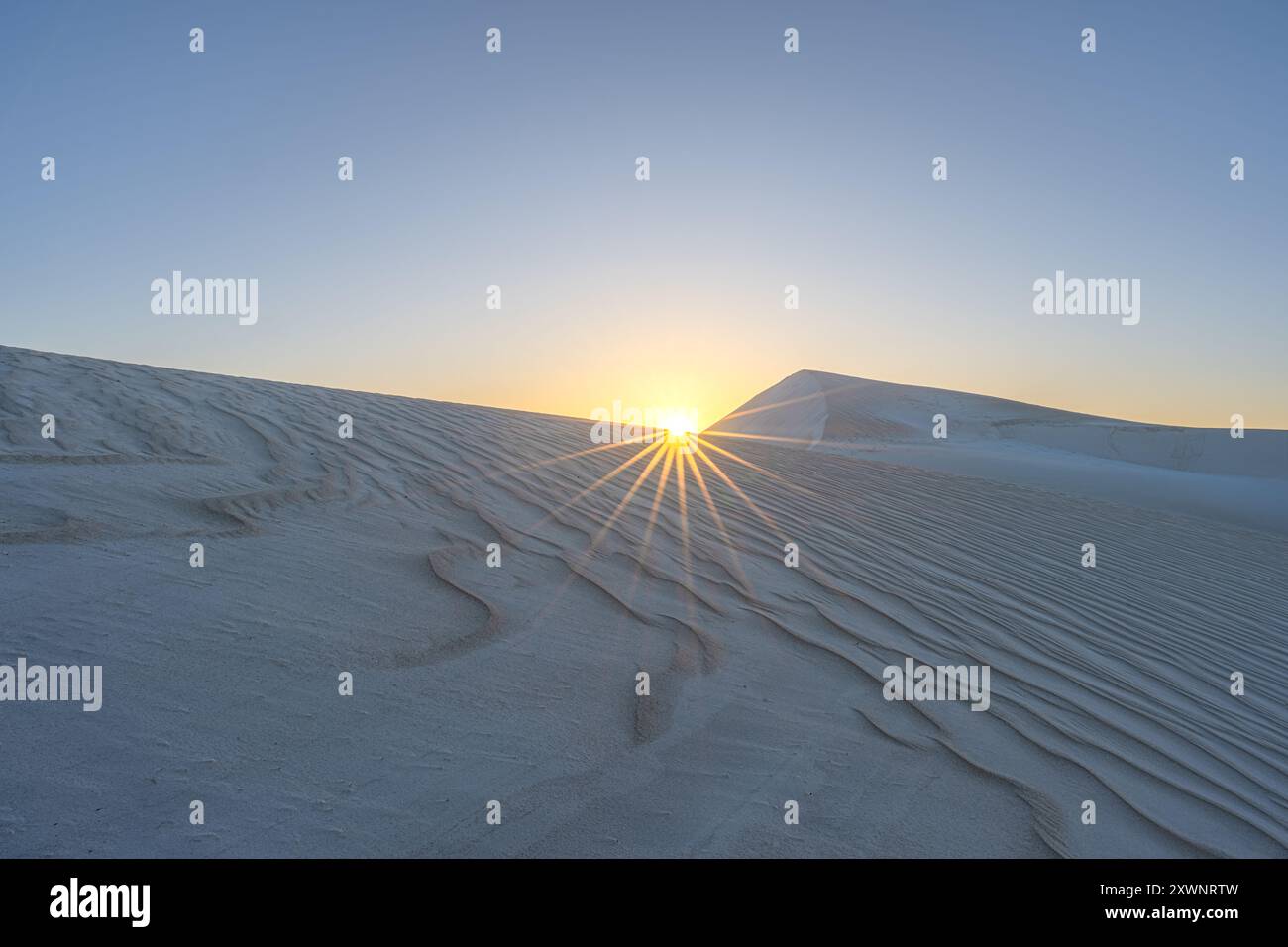 Sonnenaufgang über weißen Sanddünen, Lancelin, Western Australia, Australien Stockfoto