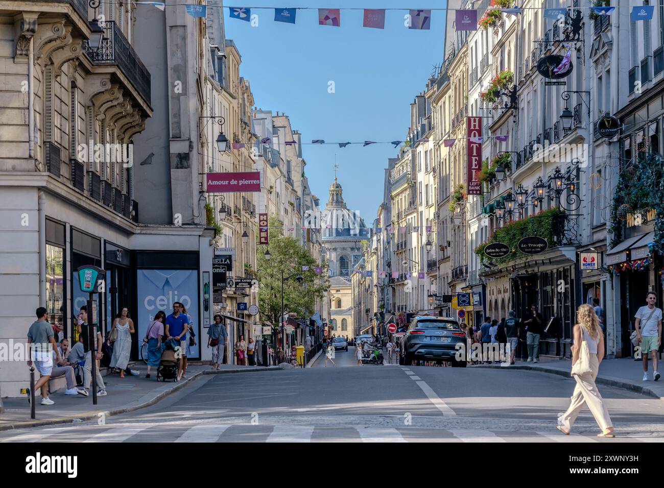 Paris, Frankreich - 10. August 2024 : Blick auf das schöne Viertel Saint Germain und das Institut von Frankreich im Hintergrund Stockfoto