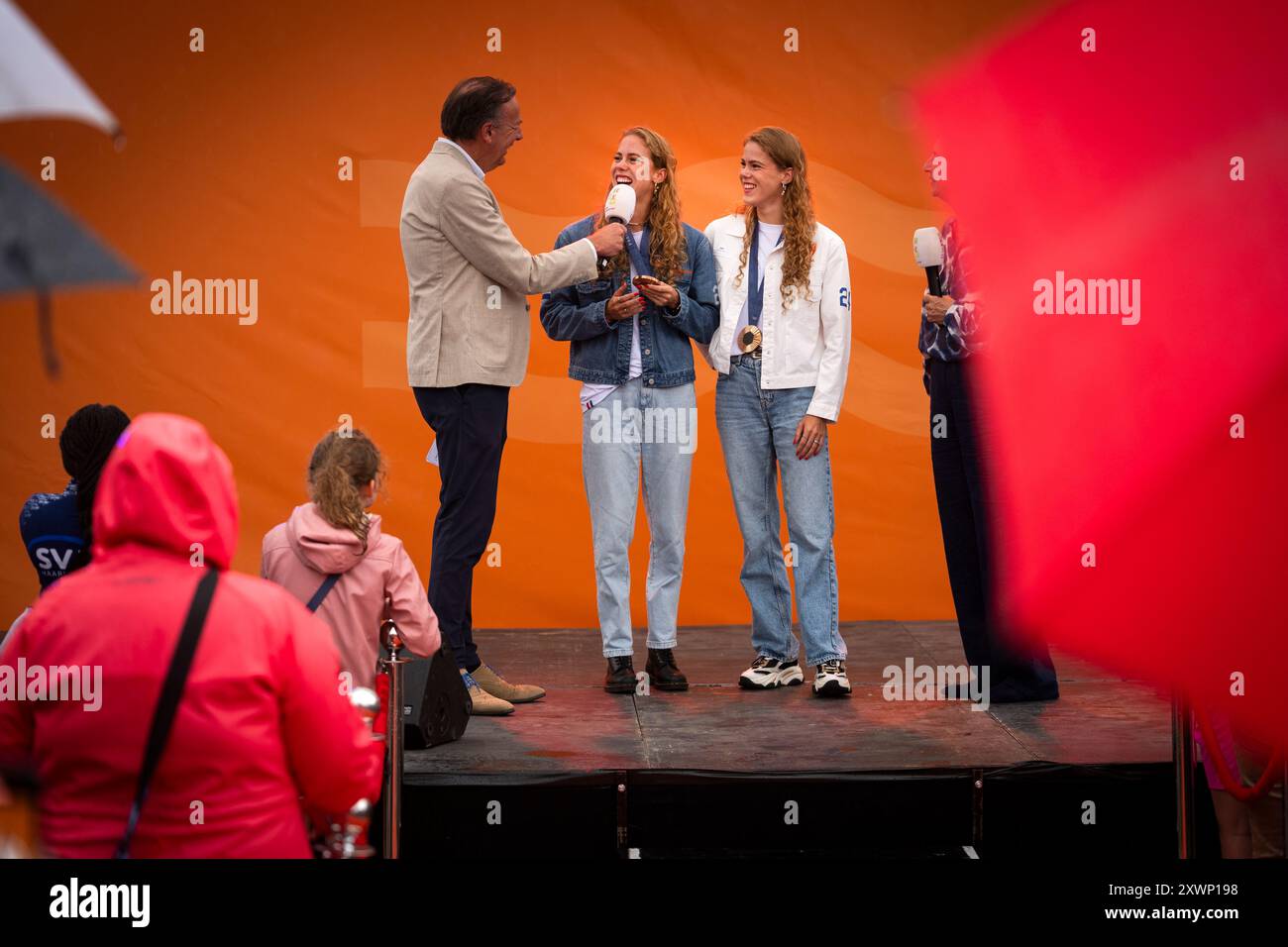 HOOFDDORP - synchronisierte Schwimmer Noortje und Bregje de Brouwer während der Zeremonie in Haarlemmermeer. Die Zwillingsschwestern gewannen Bronze bei den Olympischen Spielen in Paris. ANP JEROEN JUMELET Stockfoto