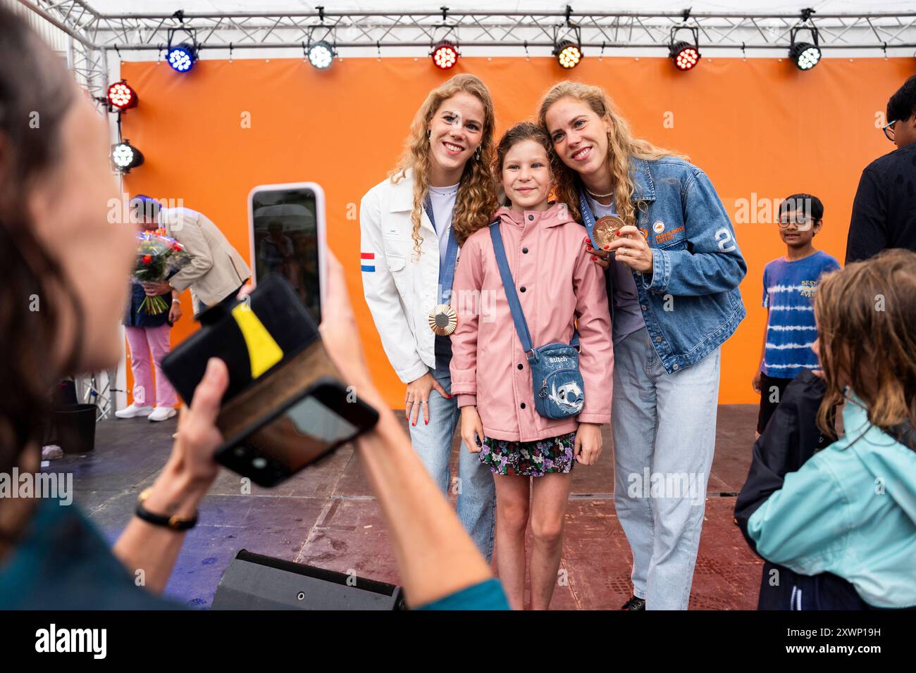 HOOFDDORP - synchronisierte Schwimmer Noortje und Bregje de Brouwer während der Zeremonie in Haarlemmermeer. Die Zwillingsschwestern gewannen Bronze bei den Olympischen Spielen in Paris. ANP JEROEN JUMELET Stockfoto