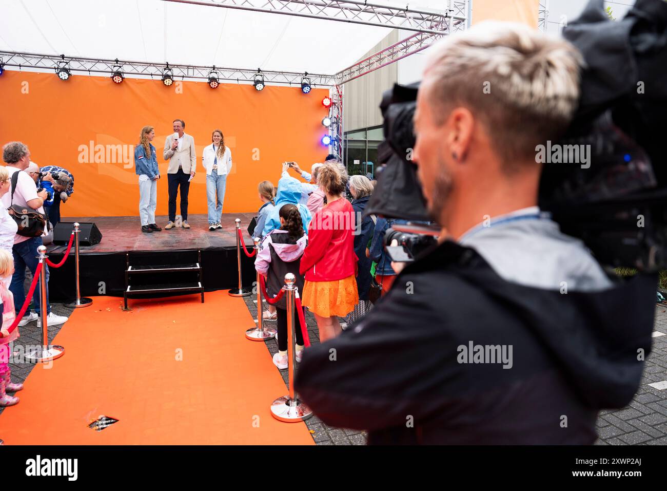 HOOFDDORP - synchronisierte Schwimmer Noortje und Bregje de Brouwer während der Zeremonie in Haarlemmermeer. Die Zwillingsschwestern gewannen Bronze bei den Olympischen Spielen in Paris. ANP JEROEN JUMELET Stockfoto
