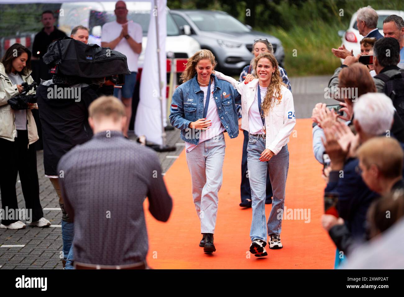 HOOFDDORP - synchronisierte Schwimmer Noortje und Bregje de Brouwer während der Zeremonie in Haarlemmermeer. Die Zwillingsschwestern gewannen Bronze bei den Olympischen Spielen in Paris. ANP JEROEN JUMELET Stockfoto