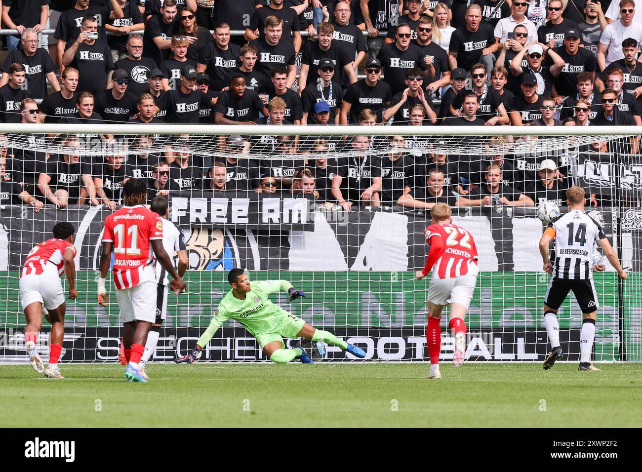 Almelo, Niederlande. August 2024. ALMELO, NIEDERLANDE - 18. AUGUST: Skechers Football führte das Boarding während des niederländischen Eredivisie-Spiels zwischen Heracles und PSV im Asito Stadion am 18. August 2024 in Almelo, Niederlande. (Foto: Peter Lous/Orange Pictures) Credit: dpa/Alamy Live News Stockfoto