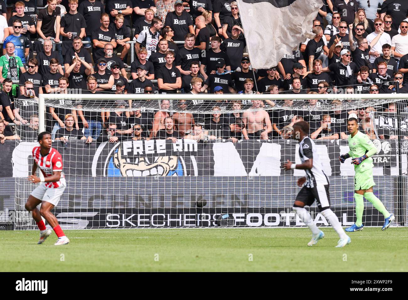 Almelo, Niederlande. August 2024. ALMELO, NIEDERLANDE - 18. AUGUST: Skechers Football führte das Boarding während des niederländischen Eredivisie-Spiels zwischen Heracles und PSV im Asito Stadion am 18. August 2024 in Almelo, Niederlande. (Foto: Peter Lous/Orange Pictures) Credit: dpa/Alamy Live News Stockfoto