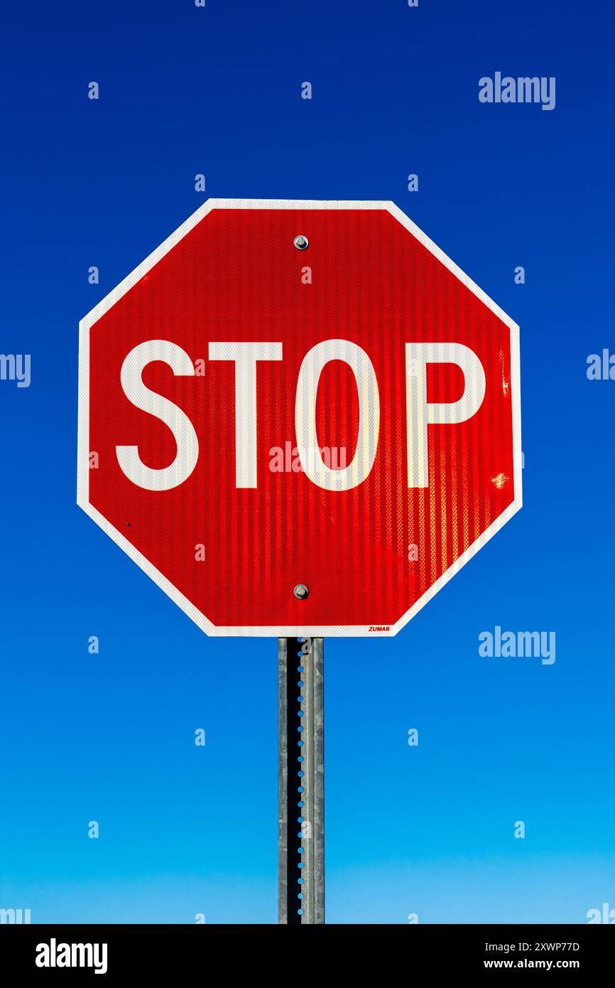 Stop-Schild gegen blauen Himmel Stockfoto