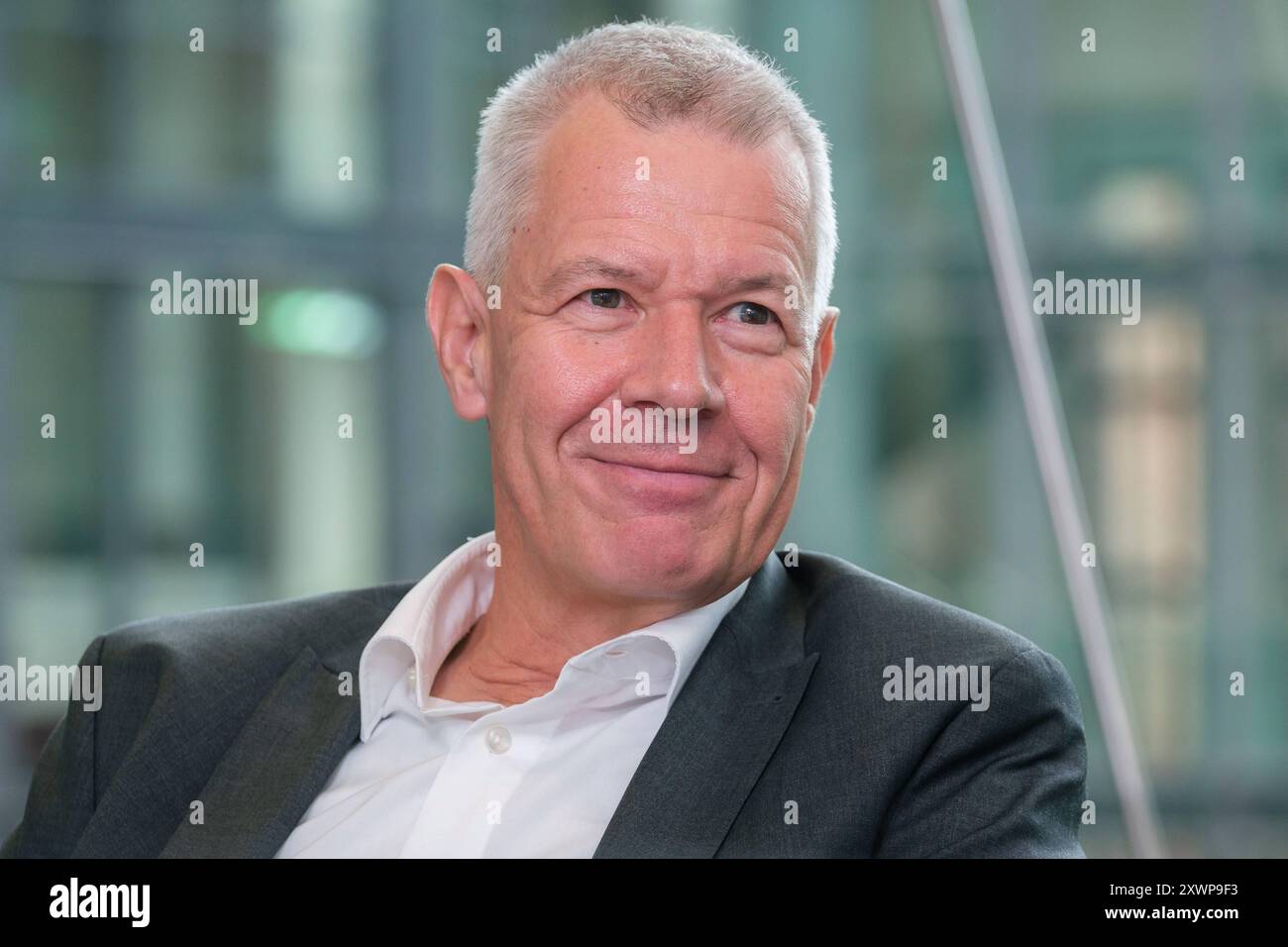 Peter Kloeppel, deutscher Journalist und Fernsehmoderator, im gespraech mit dem Evangelischen Pressedienst epd am 09.08.2024 in Köln. Seit 1992 ist er Chefmoderator von RTL aktuell, ausserdem war er von 2004 bis 2014 Chefredakteur von RTL. *** Peter Kloeppel, deutscher Journalist und Fernsehmoderator, im Gespräch mit dem Evangelischen Pressedienst epd am 09 08 2024 in Köln Er ist seit 1992 Chefredakteur von RTL aktuell und war von 2004 bis 2014 Chefredakteur von RTL REDAKTIONELLER USE ONLY Copyright: epd-bild/GuidoxSchiefer Kloeppel077 Stockfoto