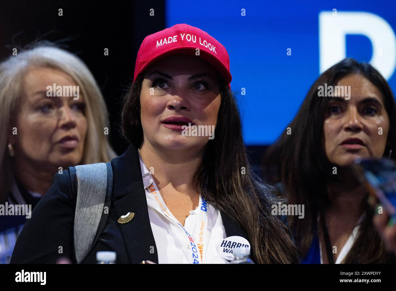 Chicago, Usa. August 2024. Eine Frau, die einen roten Hut trägt, der einem „MAGA“-Hut ähnelt, aber mit dem Satz „Made You Look“ trägt, läuft während der Democratic National Convention 2024 in Chicago, Illinois, USA, am Montag, den 19. August 2024 im United Center herum. Foto: Annabelle Gordon/CNP/ABACAPRESS. COM Credit: Abaca Press/Alamy Live News Stockfoto