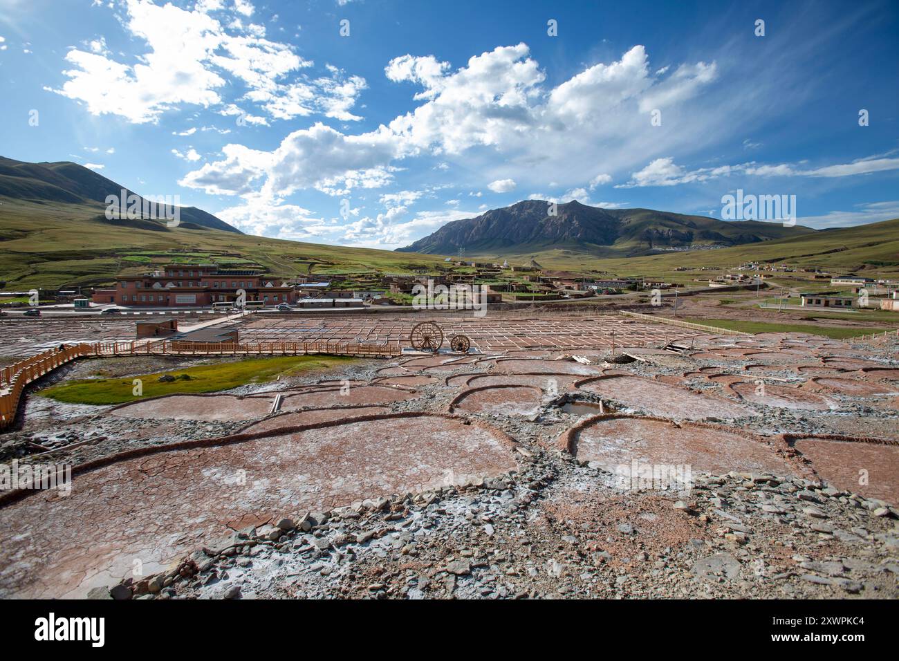 Yushu. August 2024. Dieses Foto, das am 20. August 2024 aufgenommen wurde, zeigt das Salzfeld Baizha in der Gemeinde Baizha im Nangqian County in der Autonomen Präfektur Yushu Tibetisch, nordwestchinesische Provinz Qinghai. Das Salzfeld liegt auf einer Höhe von über 4.000 Metern und hat eine Geschichte der Salzproduktion seit mehr als tausend Jahren. Quelle: Tang Rufeng/Xinhua/Alamy Live News Stockfoto