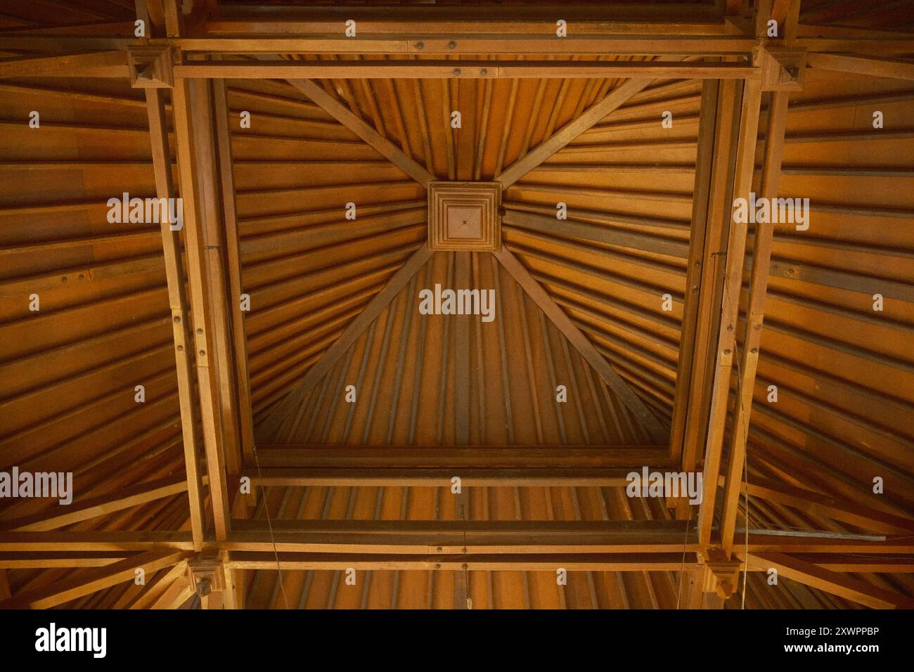 Hölzerne Deckenfachwerkkonstruktion in einem traditionellen Haus Stockfoto