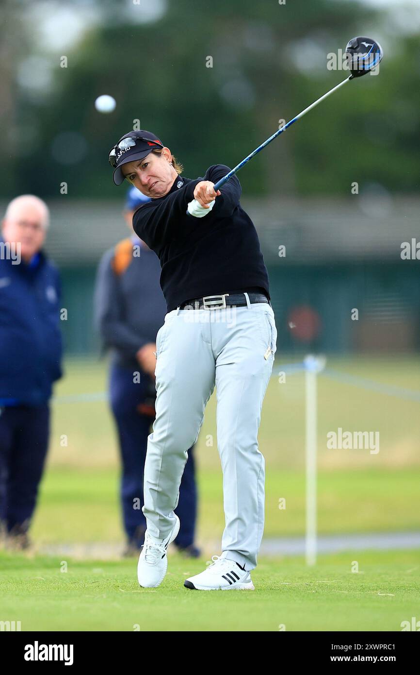 August 2024; Old Course in St Andrews, St Andrews, Fife, Schottland; AIG Womens Open Golf, Übungstag 2; Karrie Webb of Australia schlägt auf dem siebzehnten Loch des Old Courses, St Andrews Links während einer Übungsrunde bei den AIG Women&#x2019;s Open ab Stockfoto