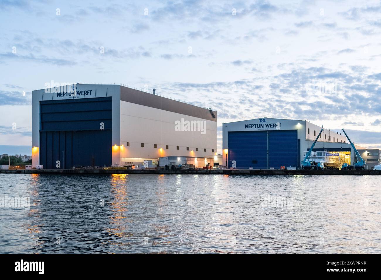 Neptun Werft, 10.08.2024, , Werfthalle am Abend bei Sonnenuntergang Neptunwerft in Rostock-Warnemünde *** Neptun Werft, 10 08 2024, , Werfthalle am Abend bei Sonnenuntergang Neptun Werft in Rostock Warnemünde 20240810-DSC 4269 Stockfoto