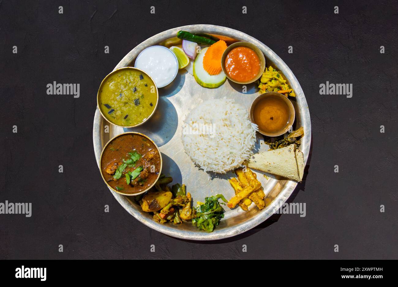 Nepalesische Mahlzeit Daal Bhaat Tarkari Thakali Thali Fleisch Reis Gemüse und Gurken Dhido Mahlzeit Abendessen oder Mittagessen Stockfoto