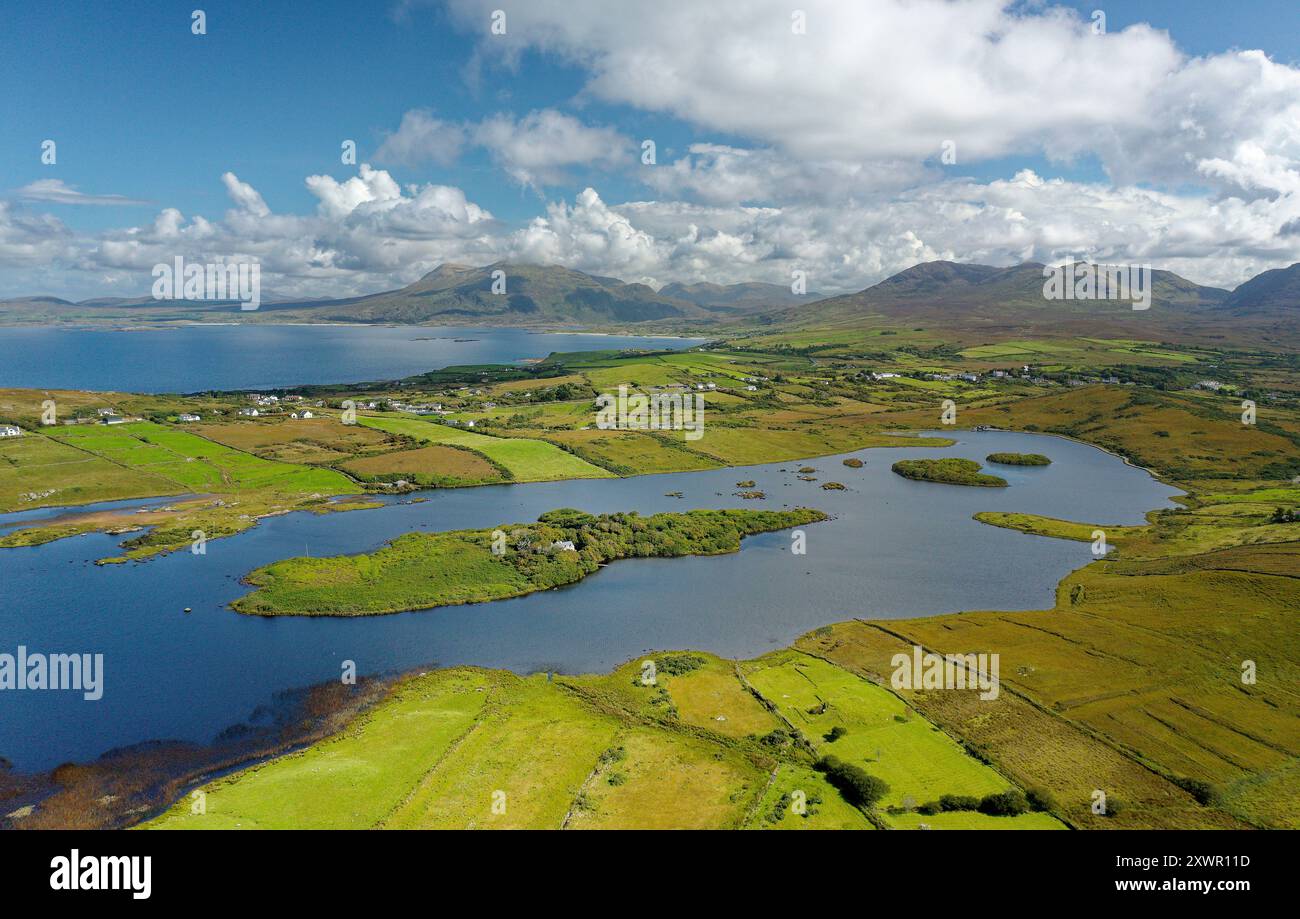 Nordöstlich über Tully Lough zum Eingang zum Killary Harbour und weiter zum Mweelrea Mountain. North Connemara, Irland. Spätsommer Stockfoto