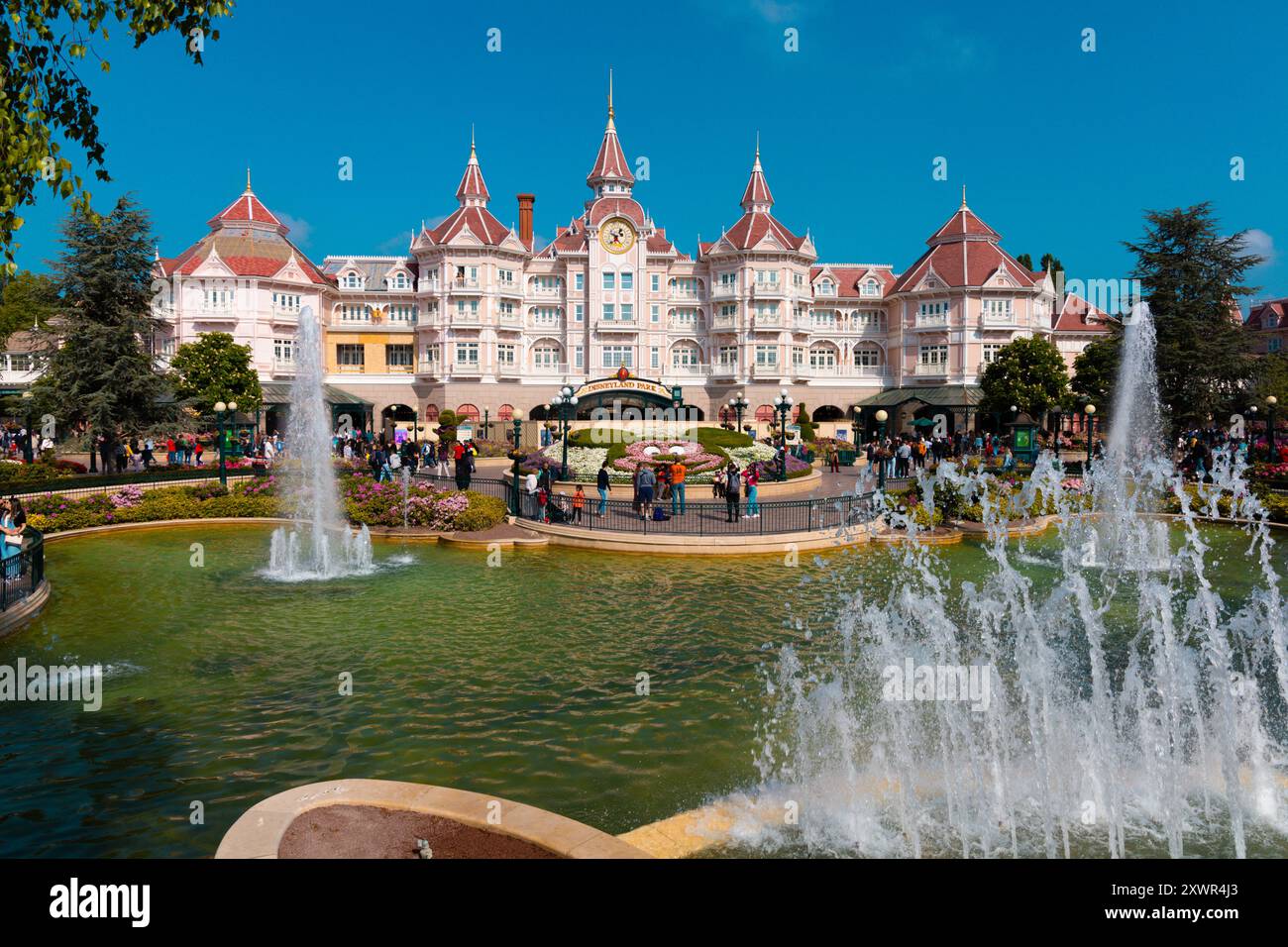 Das Disneyland Hotel Paris und Eingang zum Disneyland Paris Stockfoto