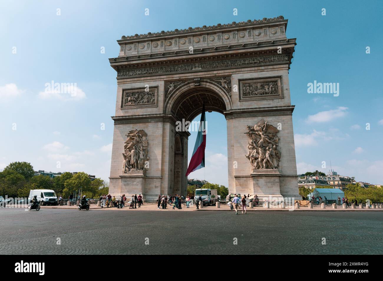 Triumphbogen an einem sonnigen Tag in Paris Stockfoto