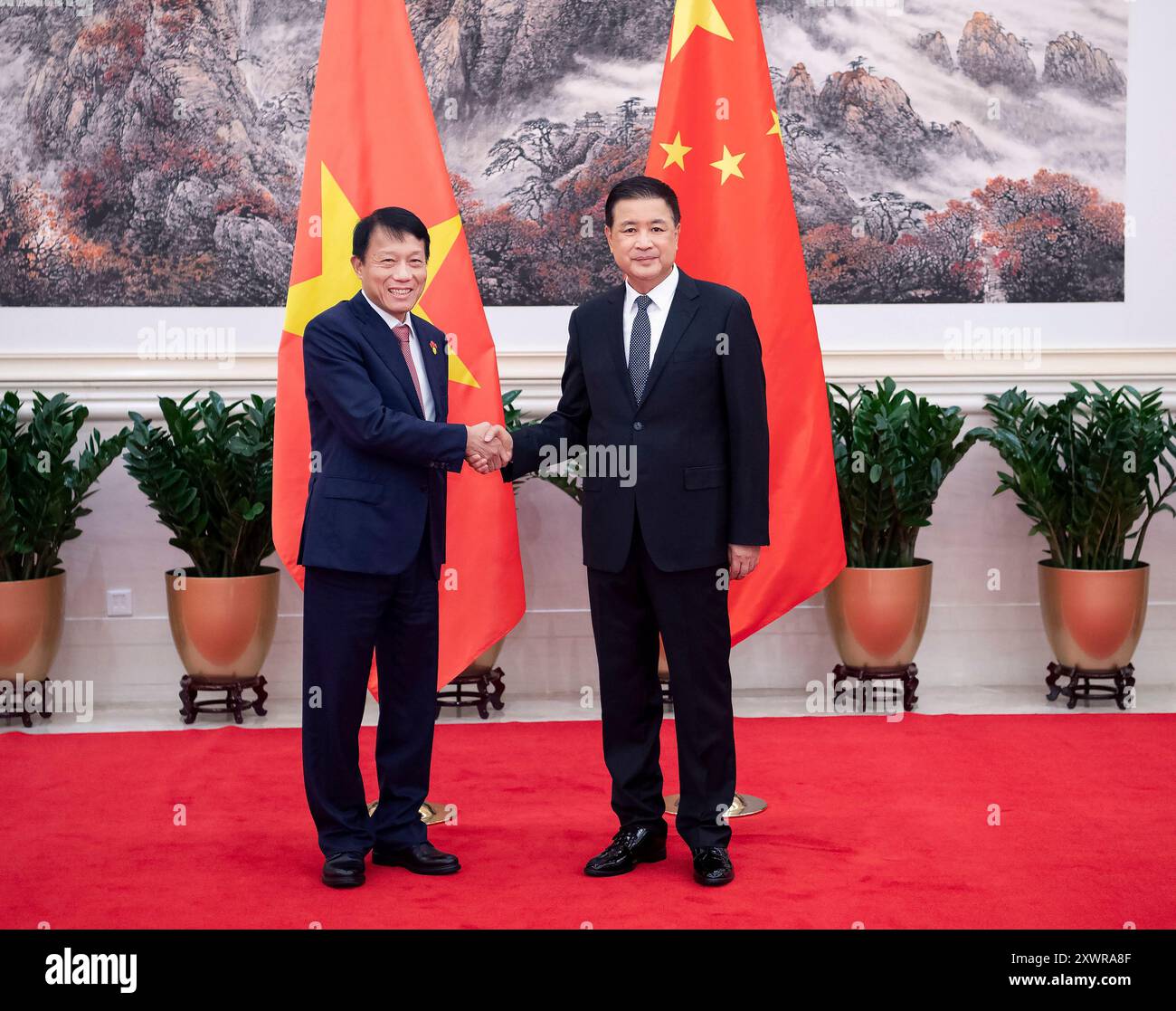 Peking, China. August 2024. Der chinesische Minister für öffentliche Sicherheit Wang Xiaohong, auch Mitglied des Sekretariats des Zentralkomitees der Kommunistischen Partei Chinas, trifft sich am 20. August 2024 in Peking, der Hauptstadt Chinas, mit Luong Tam Quang, einem Mitglied des Politbüros des Zentralkomitees der Kommunistischen Partei Vietnams und vietnamesischem Minister für öffentliche Sicherheit. Quelle: Li Tao/Xinhua/Alamy Live News Stockfoto