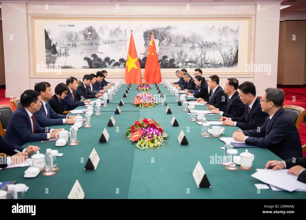 Peking, China. August 2024. Der chinesische Minister für öffentliche Sicherheit Wang Xiaohong, auch Mitglied des Sekretariats des Zentralkomitees der Kommunistischen Partei Chinas, trifft sich am 20. August 2024 in Peking, der Hauptstadt Chinas, mit Luong Tam Quang, einem Mitglied des Politbüros des Zentralkomitees der Kommunistischen Partei Vietnams und vietnamesischem Minister für öffentliche Sicherheit. Quelle: Li Tao/Xinhua/Alamy Live News Stockfoto