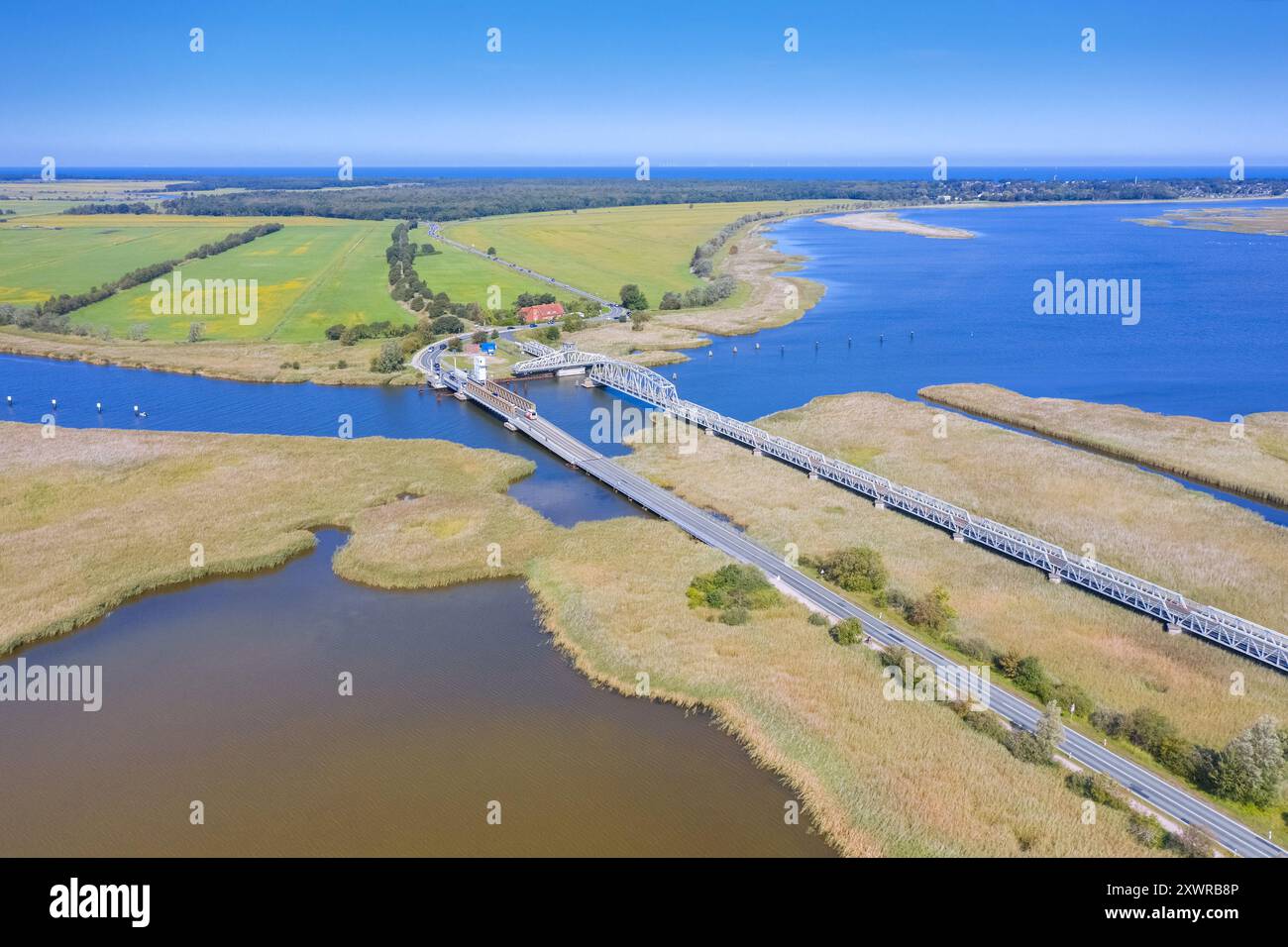 Aus der Vogelperspektive über die Meininger Brücke/Meiningenbrücke, die die Halbinsel Fischland-Darß-Zingst mit dem Festland Mecklenburg-Vorpommern verbindet Stockfoto