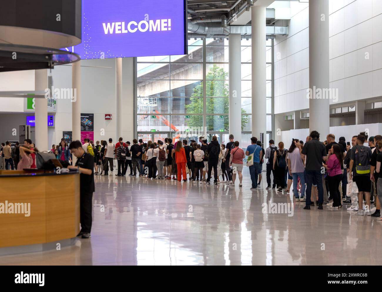Köln, Deutschland. August 2024. Messebesucher stehen an, um am Vorabend der Messe in die Eröffnungsshow zu kommen. Die gamescom ist eine Fachmesse für interaktive Unterhaltungselektronik, insbesondere Video- und Computerspiele, die vom 21. Bis 25. August in den Kölner Messehallen stattfindet. Quelle: Thomas Banneyer/dpa/Alamy Live News Stockfoto