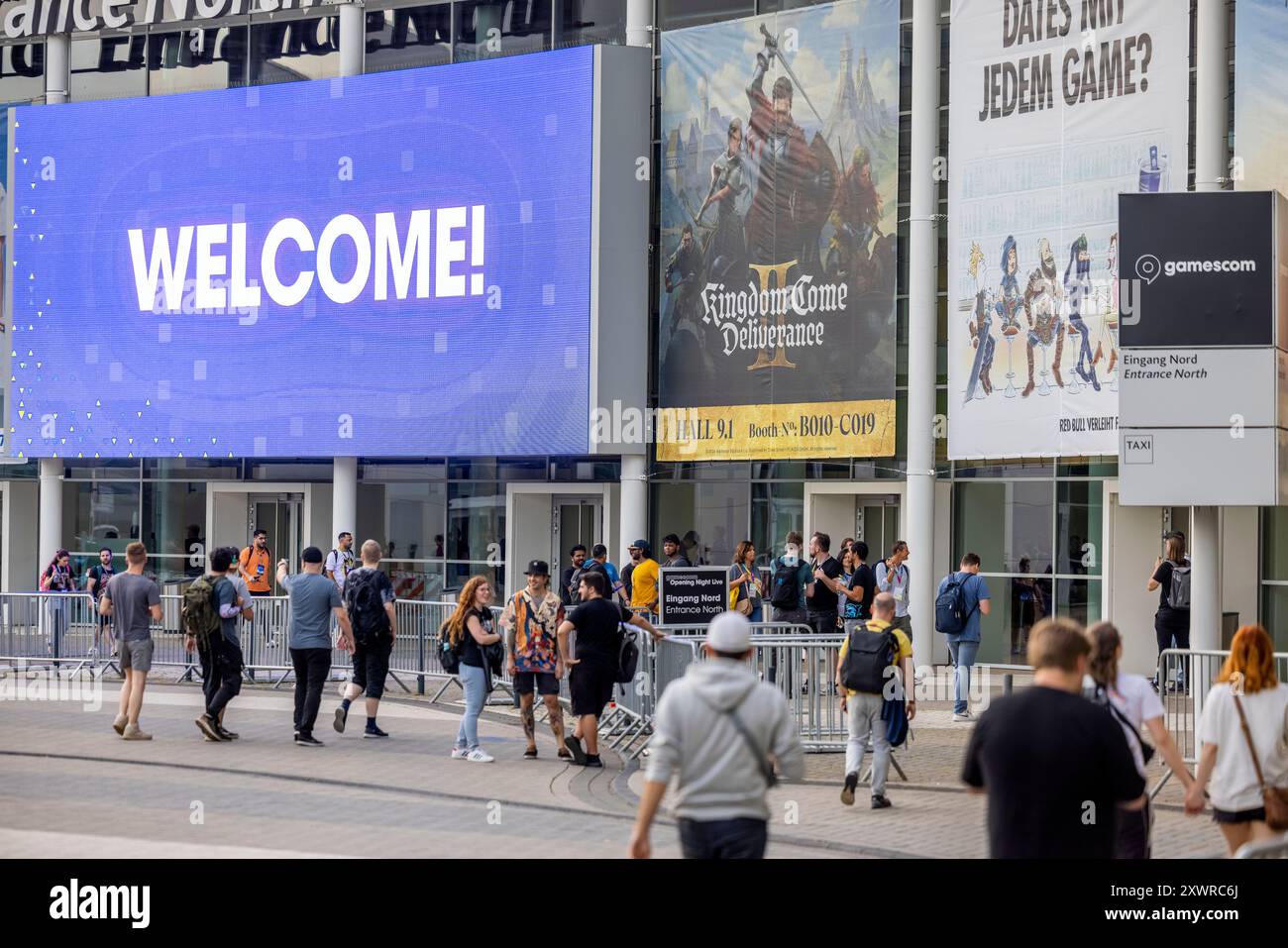 Köln, Deutschland. August 2024. Besucher gehen über das Gamescom-Messegelände. Die Eröffnungsshow findet hier am Abend statt. Die gamescom ist eine Fachmesse für interaktive Unterhaltungselektronik, insbesondere Video- und Computerspiele, die vom 21. Bis 25. August in den Kölner Messehallen stattfindet. Quelle: Thomas Banneyer/dpa/Alamy Live News Stockfoto