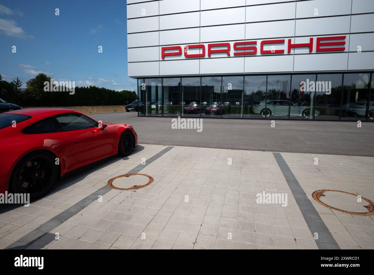 Porsche-Händler mit rotem Porsche-Auto, Plattling, Niederbayern, Deutschland Stockfoto