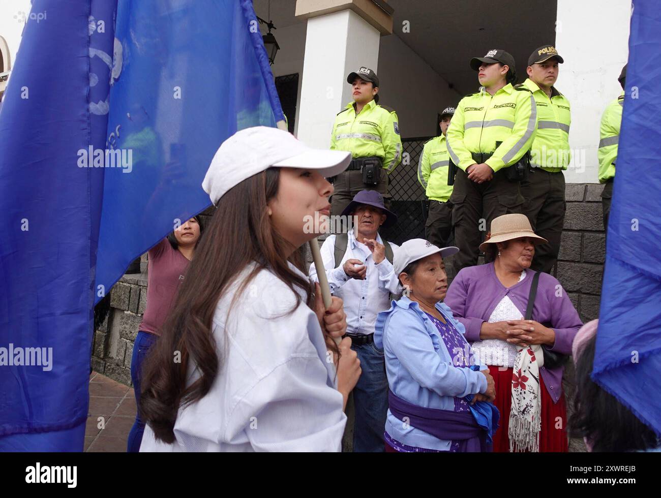 CUENCA PLANTON GEGEN BERGBAU Cuenca, Ecuador 20. August 2024 heute Morgen protestierten Mitglieder der Gemeinde Victoria Tarqui vor dem Gouverneursbüro von Azuay, um Respekt für die Konsultationen der Kantone Cuenca und Giron gegen die Ausbeutung von Bergwerken in Quellen von Wasser zu fordern Foto Boris Romoleroux API SOI CUENCA PLANTONCONTRAMINERIA cbfc97d0bf36feec5da25 Stockfoto