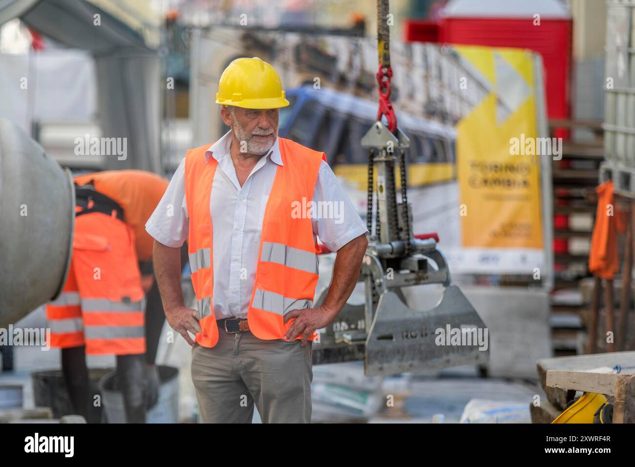 Torino, Italien. August 2024. Operai al lavoro nel cantiere di Via Po. Torino, Italien. - Cronaca . Martedì 20 Agosto 2024 (Foto Giulio Lapone/LaPresse) Männer am Arbeitsplatz in der Via Po. Turin, Italien. - News - Dienstag, 20. August 2024 (Foto Giulio Lapone/LaPresse) Credit: LaPresse/Alamy Live News Stockfoto