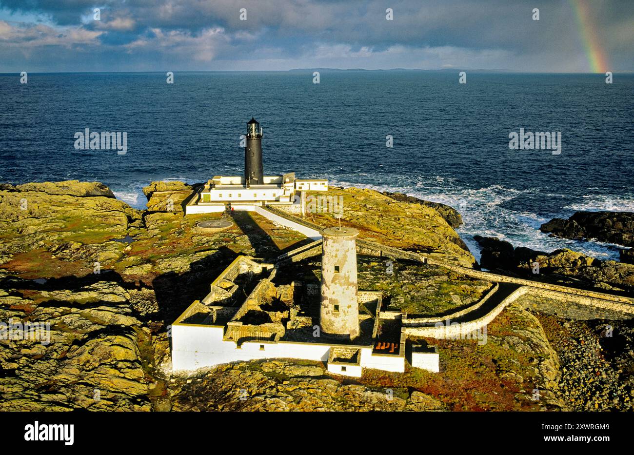 Slyne Head alte weiße und neue schwarze Leuchttürme markieren heimtückische felsige Inseln an der Südwestspitze von Connemara im County Galway, Irland. Antenne Stockfoto