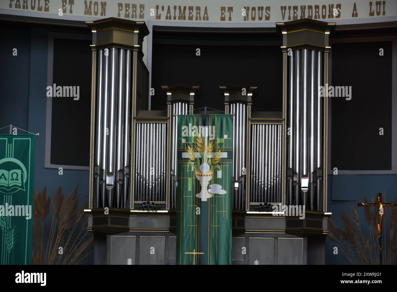 L'église Saint-Pierre-et-Saint-Paul EST une église de Maubeuge, située au 1 rue de Valmy, le porche se trouvant Avenue Franklin-Roosevelt. L'édifice Stockfoto