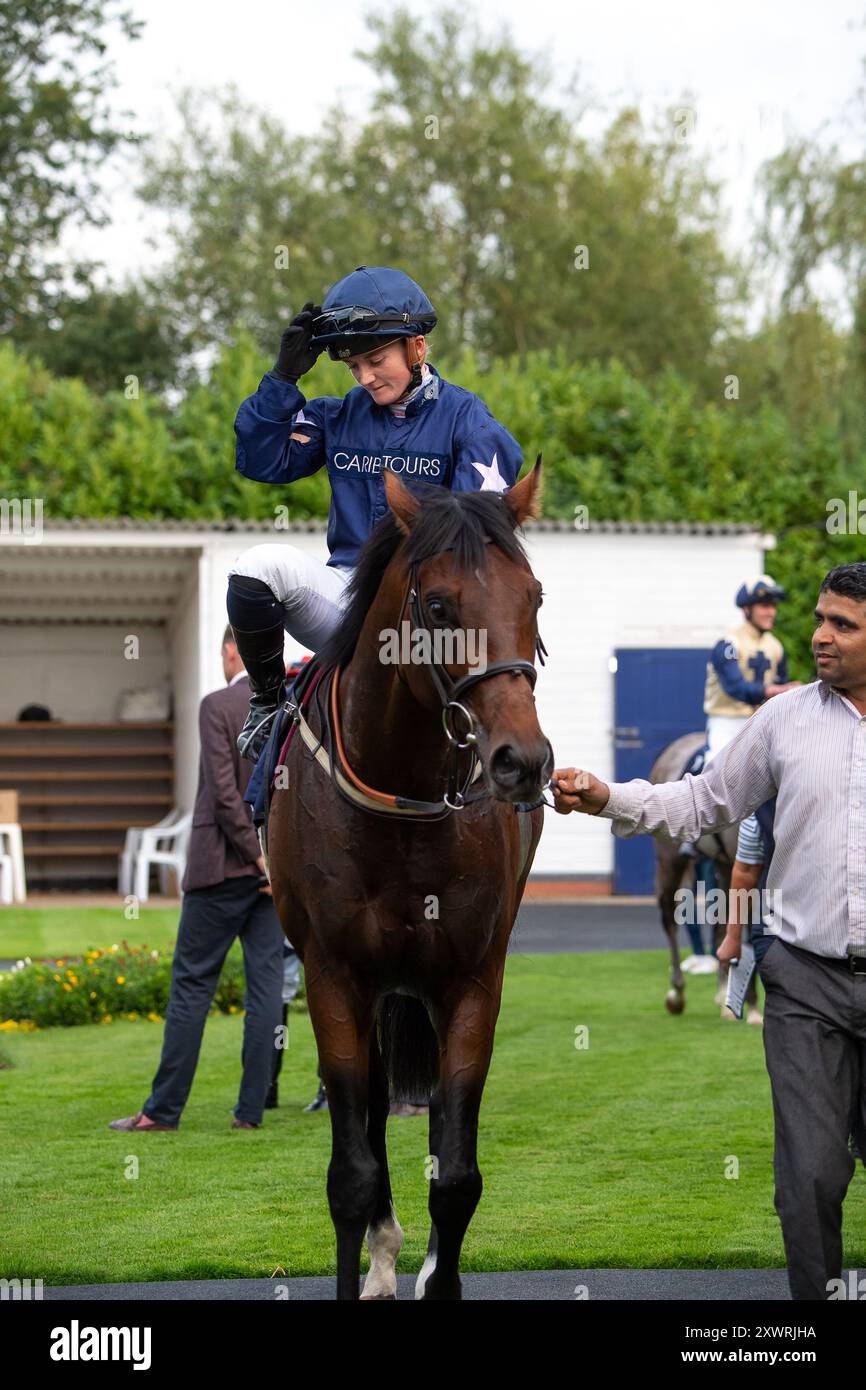 Windsor, Berkshire, Großbritannien. August 2024. BRAVE CALL unter Jockey Hollie Doyle gewinnt die Free Digital Racecard bei Raceday-ready.com Maiden Stakes (Klasse 5) (GBB Race) auf der Royal Windsor Racecourse in Windsor, Berkshire, beim Final Fiesta-Rennen am Montag. Besitzer und Züchter Donald M Kerr, Trainer Heather Main, Wantage, Sponsor Caribbean tours Ltd Dies war der zweite Sieg des Abends für Jockey Hollie Doyle. Quelle: Maureen McLean/Alamy Live News Stockfoto