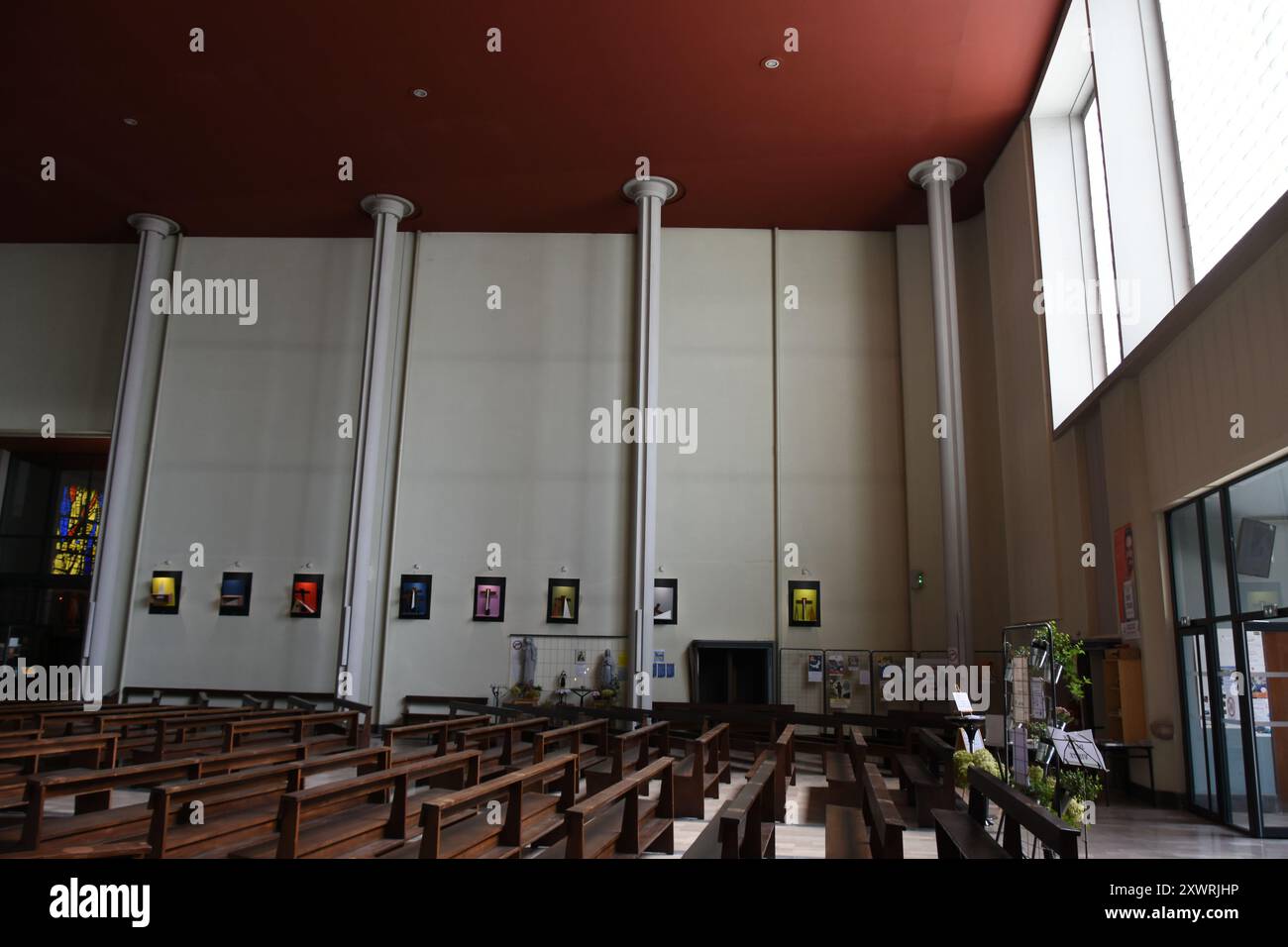 L'église Saint-Pierre-et-Saint-Paul EST une église de Maubeuge, située au 1 rue de Valmy, le porche se trouvant Avenue Franklin-Roosevelt. L'édifice Stockfoto