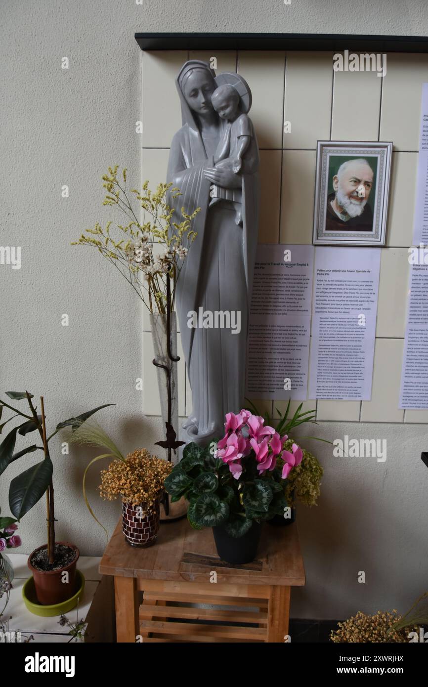 L'église Saint-Pierre-et-Saint-Paul EST une église de Maubeuge, située au 1 rue de Valmy, le porche se trouvant Avenue Franklin-Roosevelt. L'édifice Stockfoto