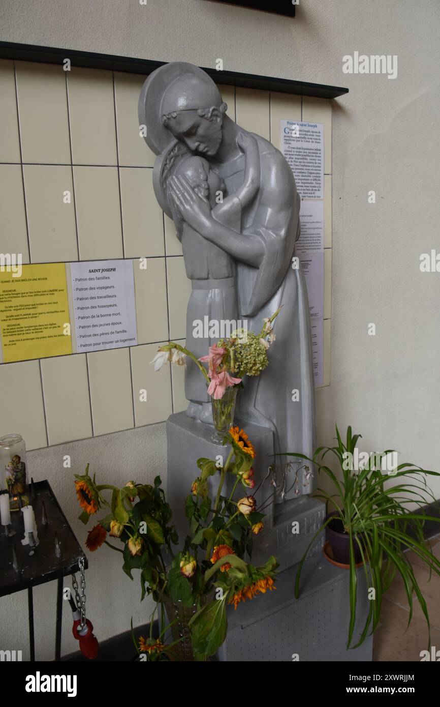 L'église Saint-Pierre-et-Saint-Paul EST une église de Maubeuge, située au 1 rue de Valmy, le porche se trouvant Avenue Franklin-Roosevelt. L'édifice Stockfoto