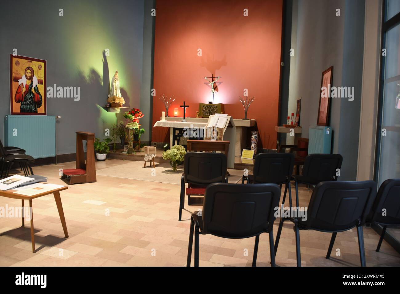 L'église Saint-Pierre-et-Saint-Paul EST une église de Maubeuge, située au 1 rue de Valmy, le porche se trouvant Avenue Franklin-Roosevelt. L'édifice Stockfoto