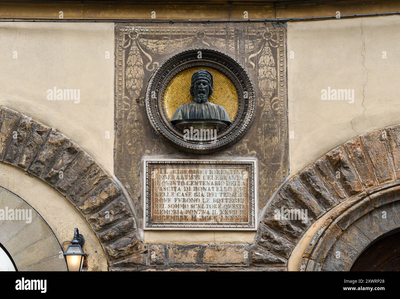 Büste und Gedenktafel des Bildhauers Donatello an der Fassade des Palazzo Naldini, Piazza del Duomo, Florenz, Toskana, Italien Stockfoto