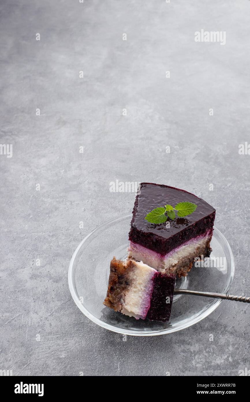 Kein Zuckerschicht-Käsekuchen aus Stevia und Beerengelee auf grauem Hintergrund Stockfoto Kein Zuckerschicht-Käsekuchen aus Stevia und Beerengelee auf grauem Hintergrund Stockfoto