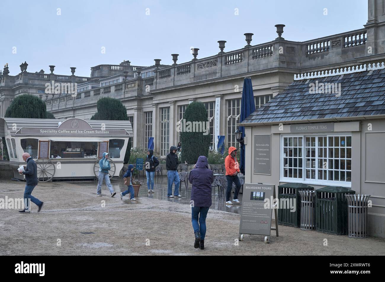 Besucher des Chatsworth House wurden von einem heftigen Regenschauer überrascht Stockfoto