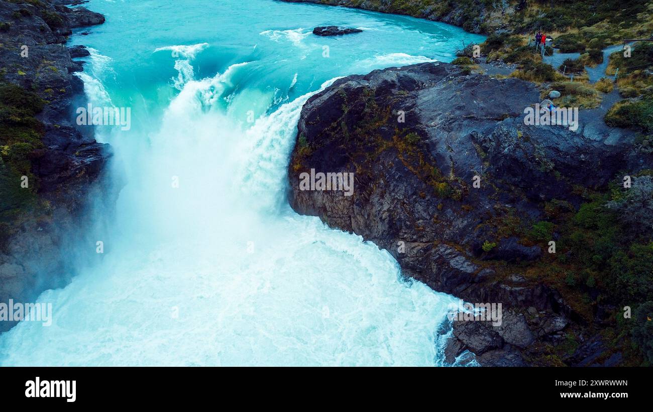 Blick aus der Vogelperspektive auf den Salto Grande Wasserfall am Fluss Paine im Nationalpark Torres del Paine, Patagonien, Chile Stockfoto