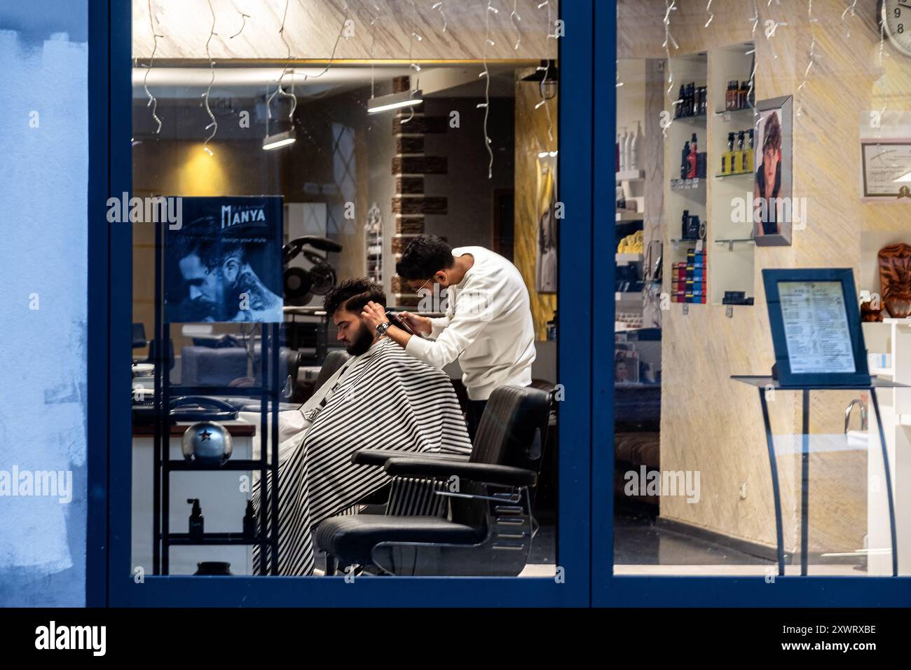 Dresden, Deutschland, 27. Dezember. Ein Mann bekommt am 27. Dezember 2023 bei einem Friseur im Stadtteil Neustadt einen Haarschnitt. Stockfoto