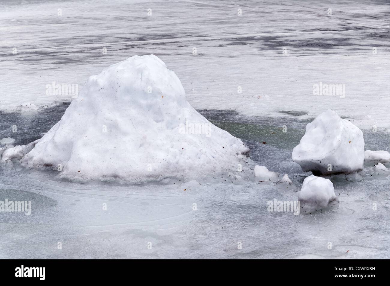 Große Schneelage auf schneebedecktem Seeis an einem frostigen Wintertag. Stockfoto