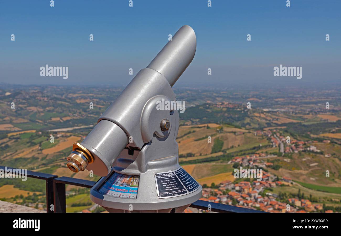 San Marino - 16. Juni 2019: Tourist Viewer Telescope in San Marino in der Republik San Marino. Stockfoto