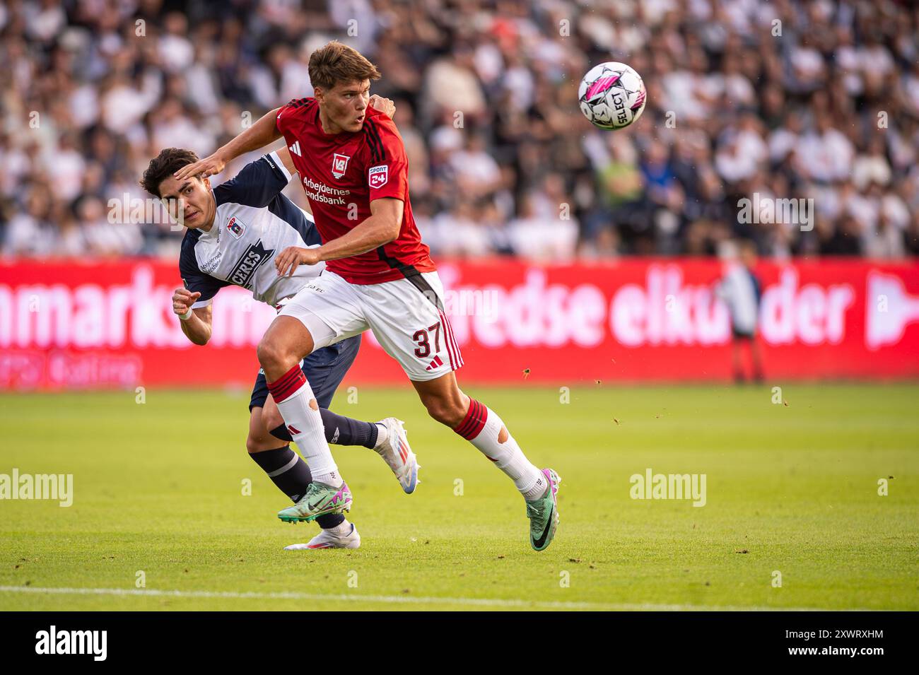 Aarhus, Dänemark. August 2024. Christian Gammelgaard (37) von Vejle BK und Eric Kahl (19) von AGF während des 3F Superliga-Spiels zwischen Aarhus GF und Vejle BK im Ceres Park in Aarhus Credit: Gonzales Photo/Alamy Live News Stockfoto