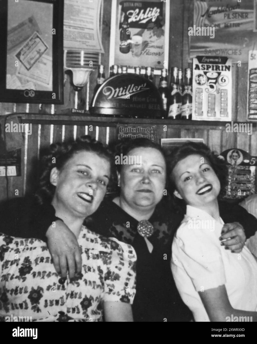 Drei Frauen posieren glücklich in einer Taverne in Odessa, Texas, ca. 1938. Stockfoto