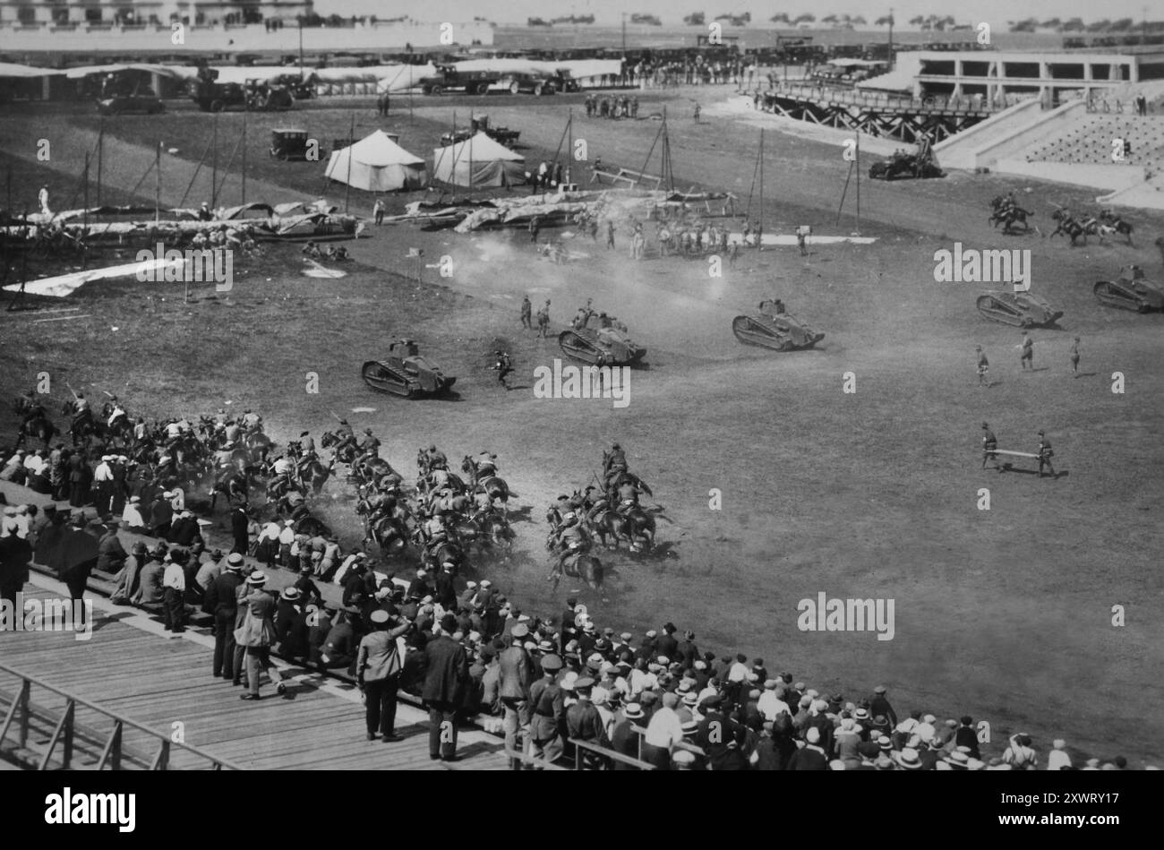 Das Sixth Corps der US Army veranstaltet im Mai 1925 eine Militärausstellung im Soldier Field in Chicago. Sie führten die Schlachten des Ersten Weltkriegs nach, einschließlich der Schlacht bei der Argonne. Stockfoto