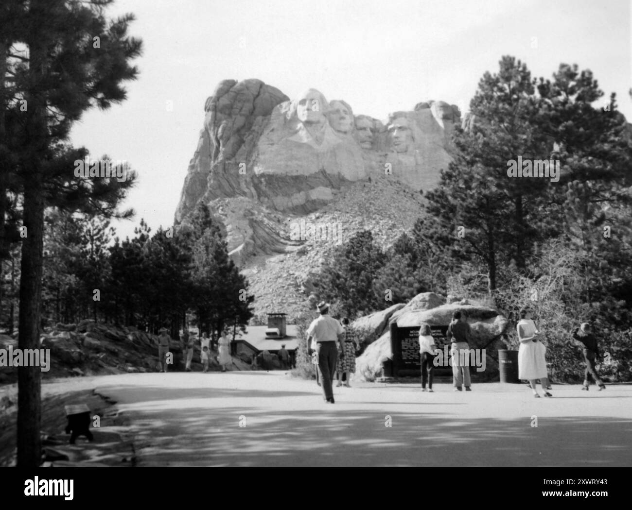 Die Leute laufen durch den Parkplatz eines Mt. Rushmore National Monument, ca. 1946. Stockfoto