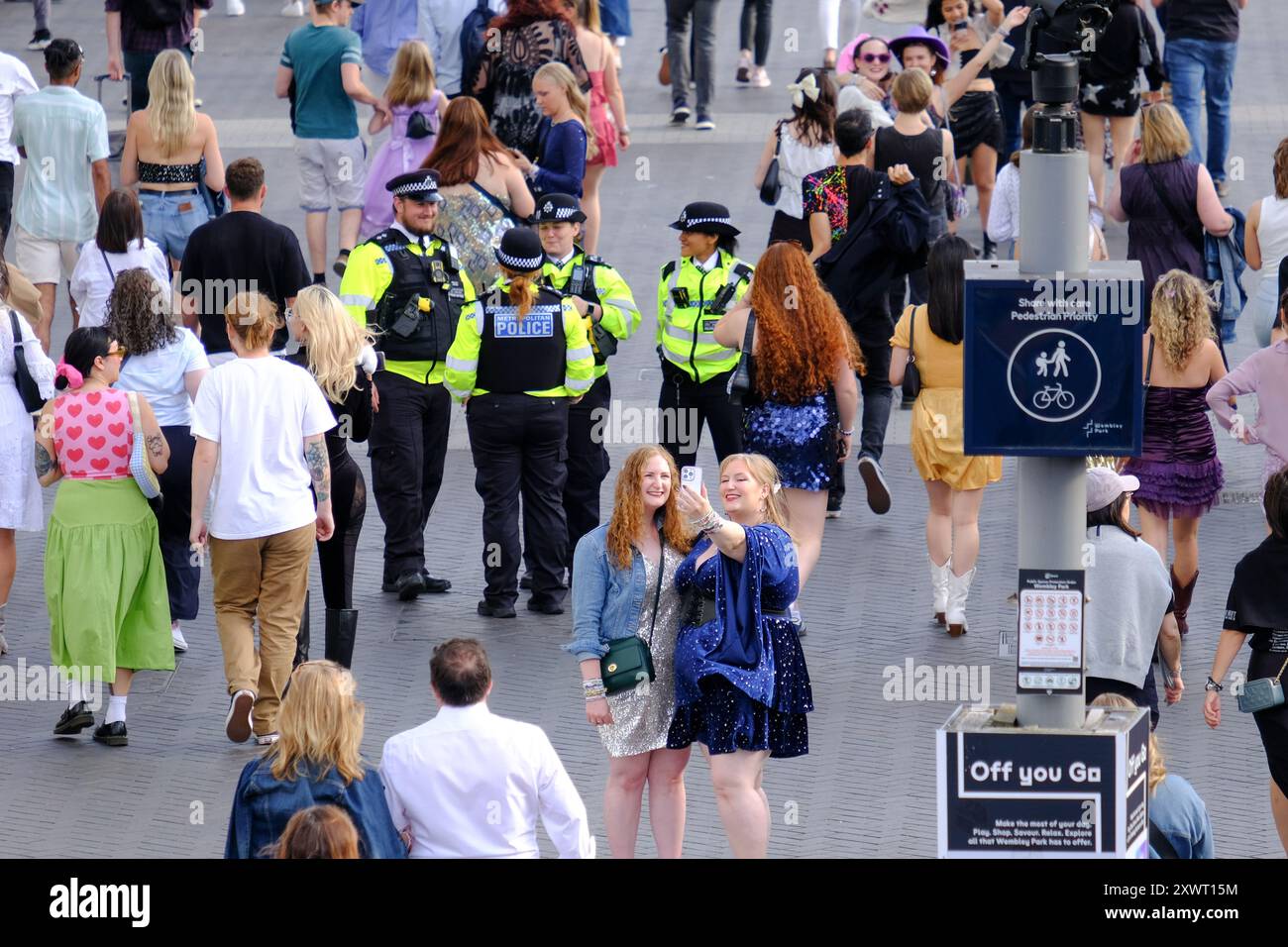 London, Großbritannien, 20. August 2024. Polizeibeamte bleiben präsent, als Taylor Swift-Fans zum letzten Konzert des amerikanischen Sängers in London im Wembley Stadium eintreffen. Die Sängerin beendet die europäische Etappe ihrer Eras Tour und nimmt sie im November in Nordamerika wieder auf. Quelle: Eleventh Photography/Alamy Live News Stockfoto