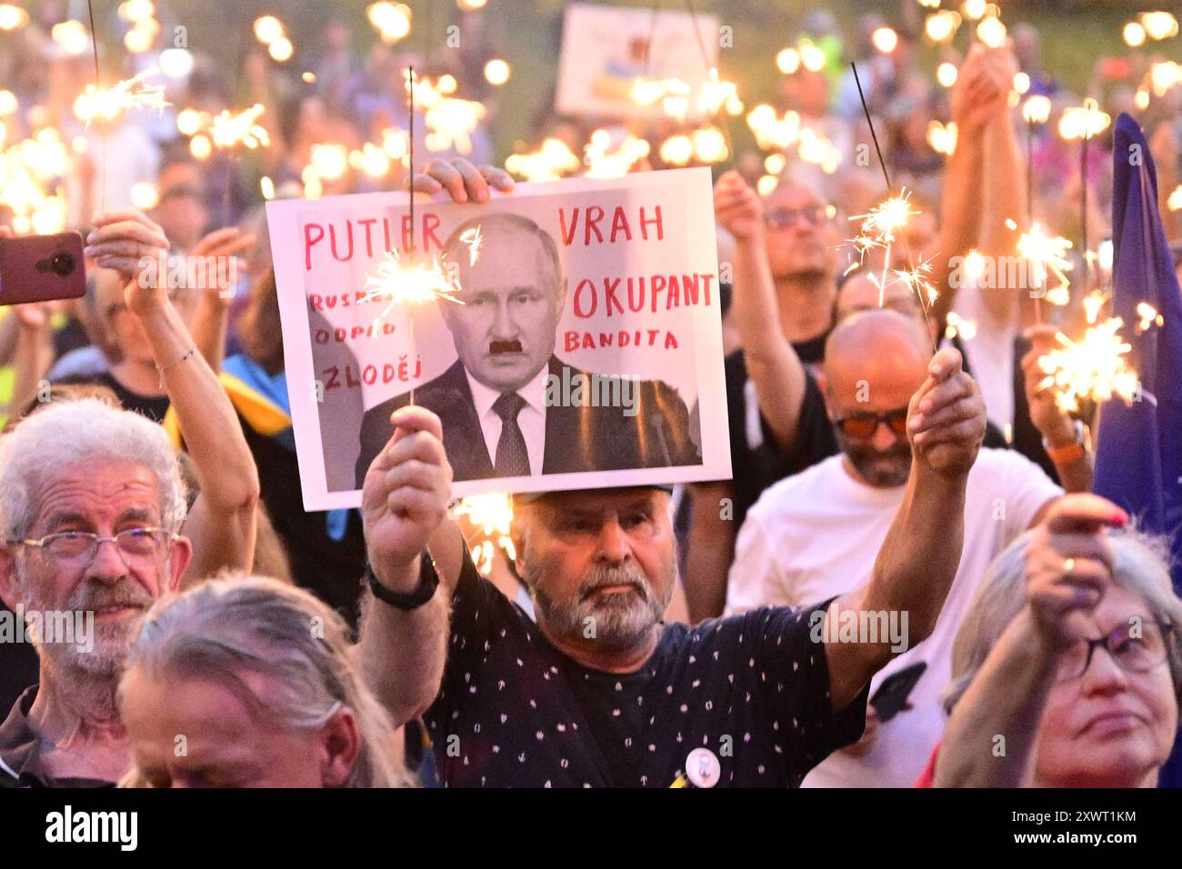 Prag, Tschechische Republik. August 2024. Am 20. August 1968 fand auf dem Boris-Nemzov-Platz in Prag, Tschechien, eine Gedenkveranstaltung zur Besetzung der Tschechoslowakei durch russische Truppen unter dem Titel „Go Home, Ivan!“ statt 2024, die von den Organisationen der Nation's Memory, People in Need and Million Moments organisiert wurde. Quelle: Roman Vondrous/CTK Photo/Alamy Live News Stockfoto