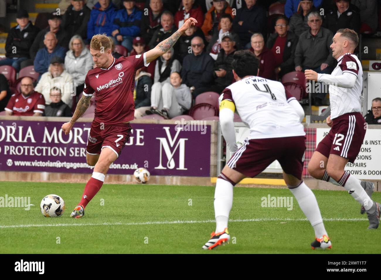 David Gold zielt auf Arbroath gegen Kelty Hearts in Gayfield am 17.8,2024, als er den Tag beenden sollte, als er zum gemeinsamen Interimsspieler-Manager ernannt wurde. Stockfoto David Gold zielt auf Arbroath gegen Kelty Hearts in Gayfield am 17.8,2024, als er den Tag beenden sollte, als er zum gemeinsamen Interimsspieler-Manager ernannt wurde. Stockfoto