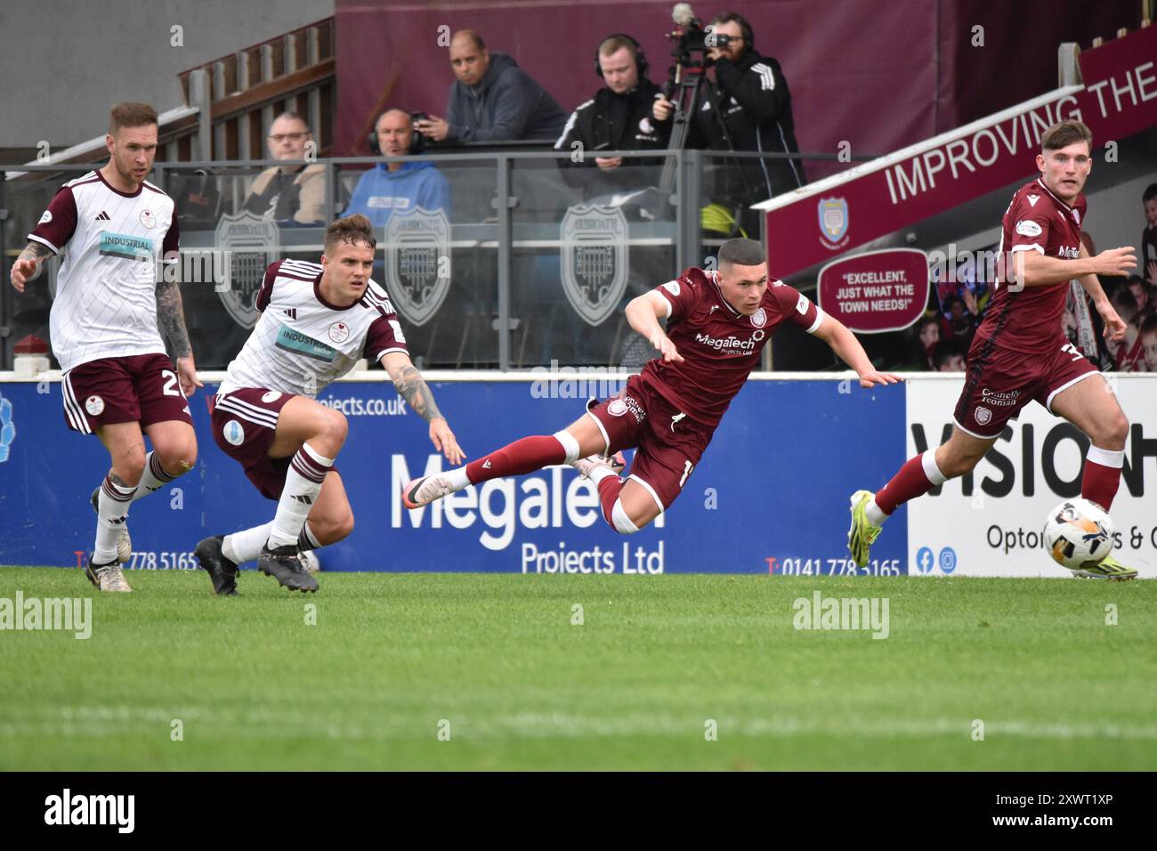 Jamie Richardson von Arbroath (ausgeliehen vom Dundee FC) wird am 17.8.2024 von Calum Flatman of Kelty Hearts nach Gayfield geflogen. Stockfoto Jamie Richardson von Arbroath (ausgeliehen vom Dundee FC) wird am 17.8.2024 von Calum Flatman of Kelty Hearts nach Gayfield geflogen. Stockfoto