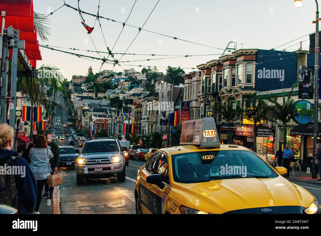 San Francisco, USA - 2. Mai 2024 Blick auf die Hauptstraße im Stadtteil Castro von San Francisco. Hochwertige Fotos Stockfoto